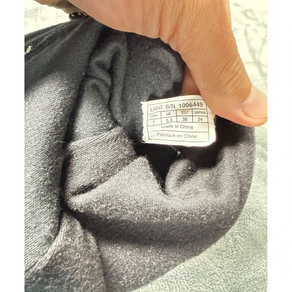 UGG title cardy